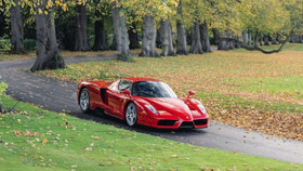 Một chiếc xe Ferrari Enzo huyền thoại được bán với giá 2,9 triệu USD