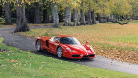 Một chiếc xe Ferrari Enzo huyền thoại được bán với giá 2,9 triệu USD