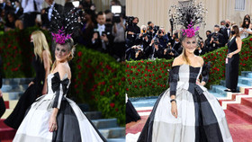 Sarah Jessica Parker tại thảm đỏ Met Gala diện đúng dresscode chuẩn Mỹ