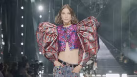 Dolce & Gabbana Xuân Hè 2022 - Sự trở lại của thời trang Y2K