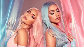 Kylie Jenner cùng bạn thân hợp tác ra mắt BST trang điểm mới