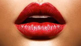Son đỏ - Bí quyết đơn giản tạo sự quyến rũ cho quý cô mùa lễ hội