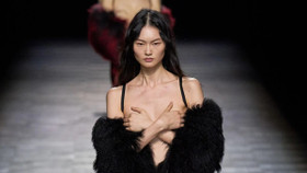 Ann Demeulemeester Thu Đông 2023 người mẫu dùng tay che ngực catwalk