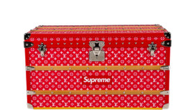 Một chiếc rương Supreme x Louis Vuitton được bán với giá 2,2 tỷ đồng