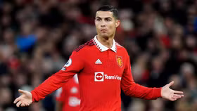 Ronaldo chấm dứt làm việc tại Manchester United và không nhận 19 triệu USD bồi thường hợp đồng