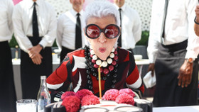 Biểu tượng thời trang Iris Apfel chính thức bước sang tuổi 101