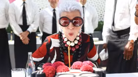 Biểu tượng thời trang Iris Apfel chính thức bước sang tuổi 101