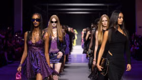 Versace Xuân Hè 2023 lan tỏa sự quyến rũ qua sắc màu đen và tím