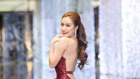 Khoe trọn đường cong với váy lưng trần quyến rũ