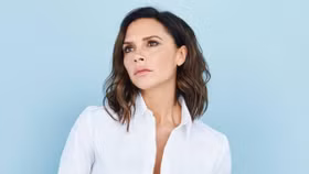 Victoria Beckham xứng danh “Nữ hoàng quần jeans công sở”