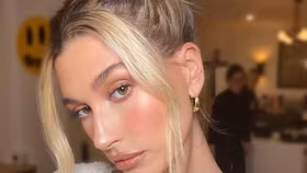 Hailey Bieber chia sẻ bí quyết để “toả sáng” mỗi ngày
