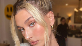 Hailey Bieber chia sẻ bí quyết để “toả sáng” mỗi ngày