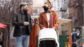 Phong cách thời trang trendy của Gigi Hadid khi làm mẹ