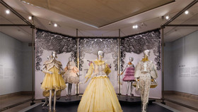 Triển lãm “Guo Pei: Couture Fantasy” thu hút người xem kỷ lục