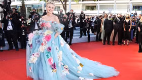 Sharon Stone mang cả “vườn hoa” lên thảm đỏ Cannes