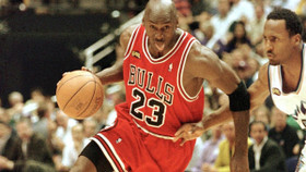 Chiếc áo thi đấu năm 1998 của Michael Jordan được đấu giá 117 tỷ đồng