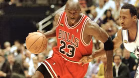 Chiếc áo thi đấu năm 1998 của Michael Jordan được đấu giá 117 tỷ đồng