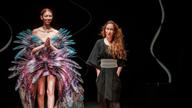 Triển lãm thời trang đậm chất vị lai của Iris van Herpen tại Paris