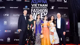 Doanh nhân Thuỷ Tiên cùng con gái xuất hiện tại Vietnam International Fashion Week