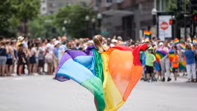 Nhiều thương hiệu lớn đồng loạt ra mắt các BST ủng hộ Pride Month - P1