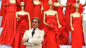 Sắc đỏ hoàng mỹ của ông hoàng thời trang Valentino