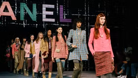 Chanel - Thu Đông 2022: Đôi ủng cao su lấy cảm hứng từ hoàng gia Anh