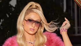 Paris Hilton - Biểu tượng thời trang Y2K