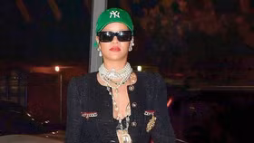 Những lần diện nguyên “cây” hàng hiệu xuống phố của Rihanna