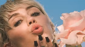 Miley Cyrus trở thành gương mặt đại diện mới cho Gucci Beauty