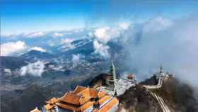 Những đỉnh núi linh thiêng nhất Việt Nam thu hút khách thập phương