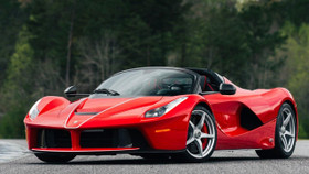 Một chiếc Ferrari LaFerrari Aperta hiếm có được bán đấu giá hơn 5 triệu USD