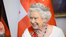Vương miện và bộ sưu tập nữ trang đắt giá của nữ hoàng Elizabeth đệ nhị