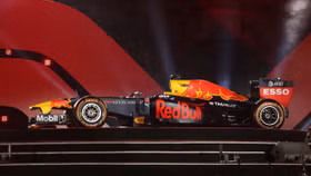 Ra mắt siêu xe đua F1 tại Hoàng thành Thăng Long