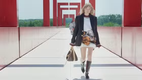 Louis Vuitton- Cruise 2022: Đắm chìm vào vũ trụ và thiên hà bao la