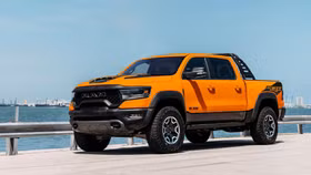 Đối thủ của Ford F-150 Raptor, RAM 1500 TRX về Việt Nam với màu sơn lạ