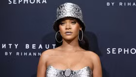 Rihanna và sở thích sưu tầm mũ bucket