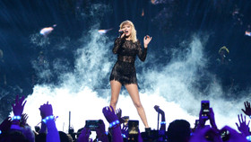 Taylor Swift từ chối Super Bowl vì bận thu âm lại các album của mình