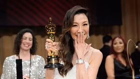 Dương Tử Quỳnh dự Oscar 2023 với đồng hồ Richard Mille, mỹ phẩm La Mer