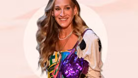 Chiếc túi Baguette nổi tiếng của Carrie Bradshaw đã chính thức trở lại màn ảnh sau khi bị … “đánh cắp”