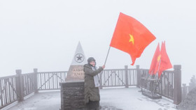 Du khách ngất ngây ngắm tuyết đầu mùa trên đỉnh Fansipan