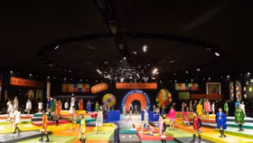 Dior Xuân Hè 2022 - Một bàn board game đầy màu sắc của những năm 1960s