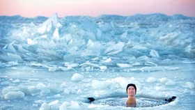 Tắm đá lạnh: Liệu pháp chăm sóc sức khỏe thần kỳ