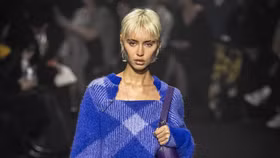 Con gái Jude Law catwalk trong show Burberry