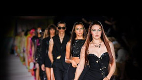 Versace tái hiện bản sắc trong BST Xuân Hè 2022