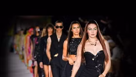 Versace tái hiện bản sắc trong BST Xuân Hè 2022