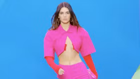 Kendall Jenner và Bella Hadid tái xuất trong show Jacquemus
