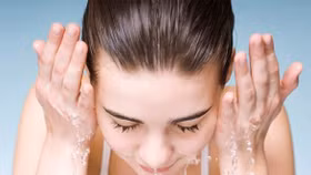 Rửa mặt đúng cách theo lời khuyên từ bác sĩ da liễu