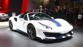 Sức mạnh cực khủng của siêu xe mui trần Ferrari 488 Pista Spider