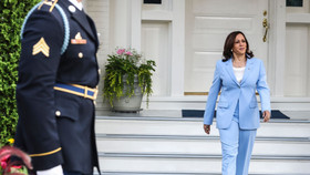 Phó tổng thống Mỹ Kamala Harris chuộng trang sức ngọc trai