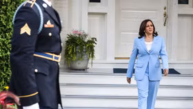 Phó tổng thống Mỹ Kamala Harris chuộng trang sức ngọc trai